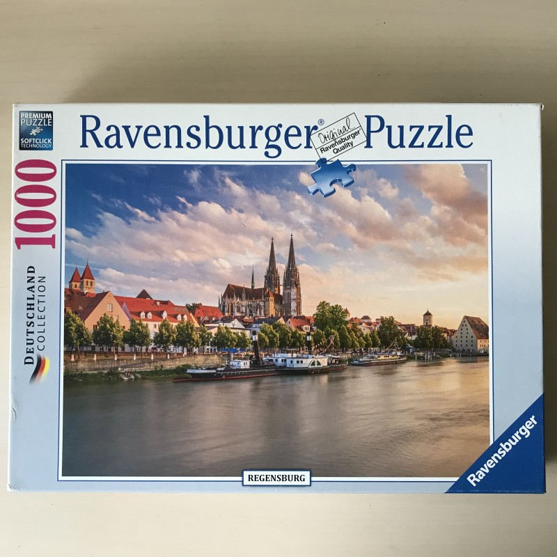 Regensburg. Uitzicht op het oude centrum. 1000 stukjes.