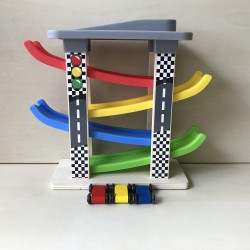 Knikkerbaan met 3 wagentjes. 27 cm. hoog en 28 cm. breed.