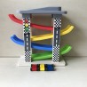 Knikkerbaan met 3 wagentjes. 27 cm. hoog en 28 cm. breed.
