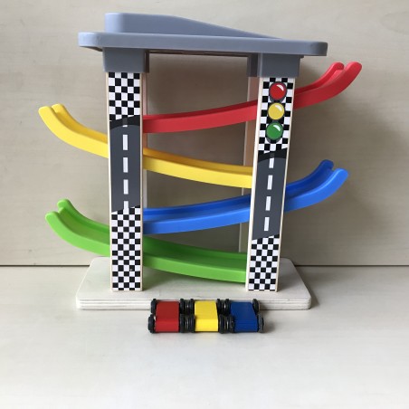 Knikkerbaan met 3 wagentjes. 27 cm. hoog en 28 cm. breed.