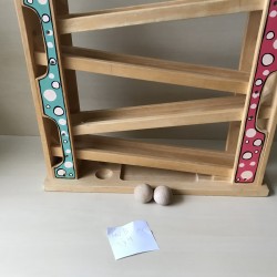 Knikkerbaan met 2 ballen.