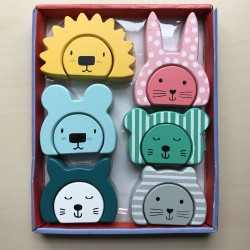 Houten dierenhoofdjes.
