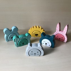 Houten dierenhoofdjes.