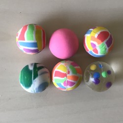 6 stuiterballen, diameter 2,5 cm.